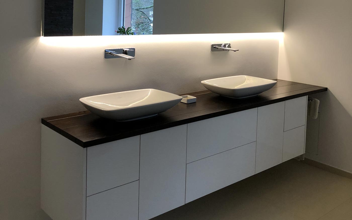 Bad mit individuell vom Tischler angefertigtem Waschbecken-Schrank