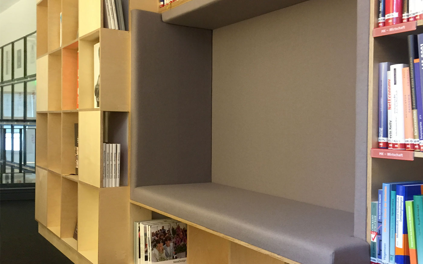 Sitzecke in Regalwand, individuelle Anfertigung