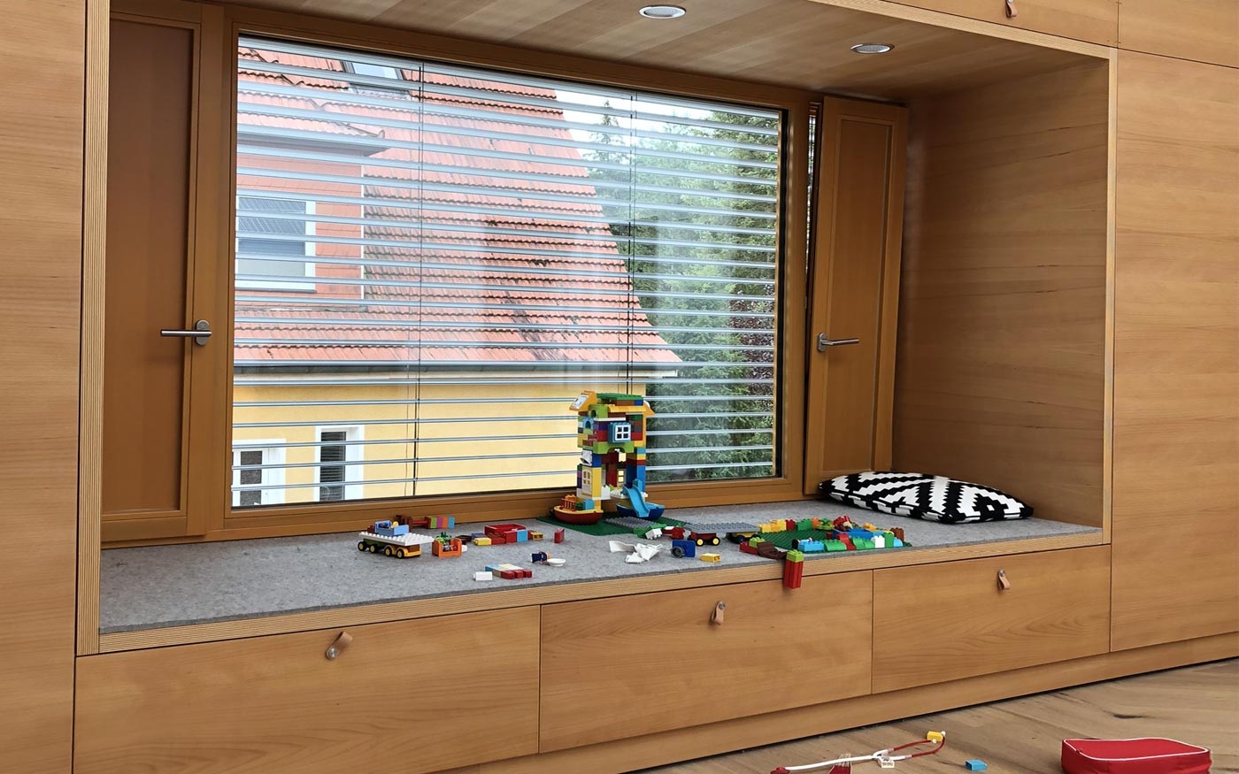 Schrankwand mit Sitz- und Spielecke für Kinder