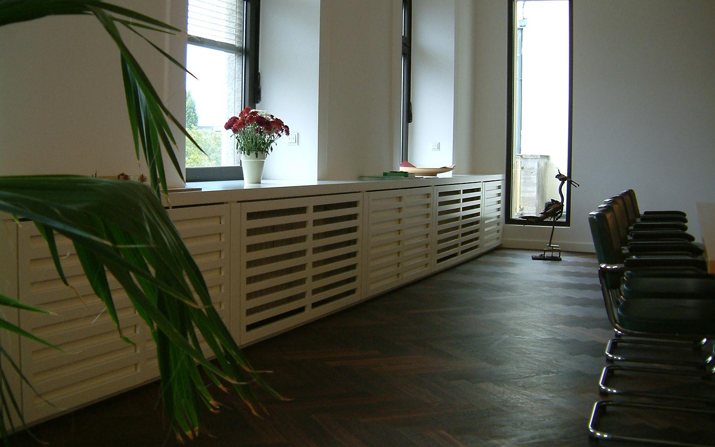 Moderne Heizkörperverkleidung im Konferenzraum
