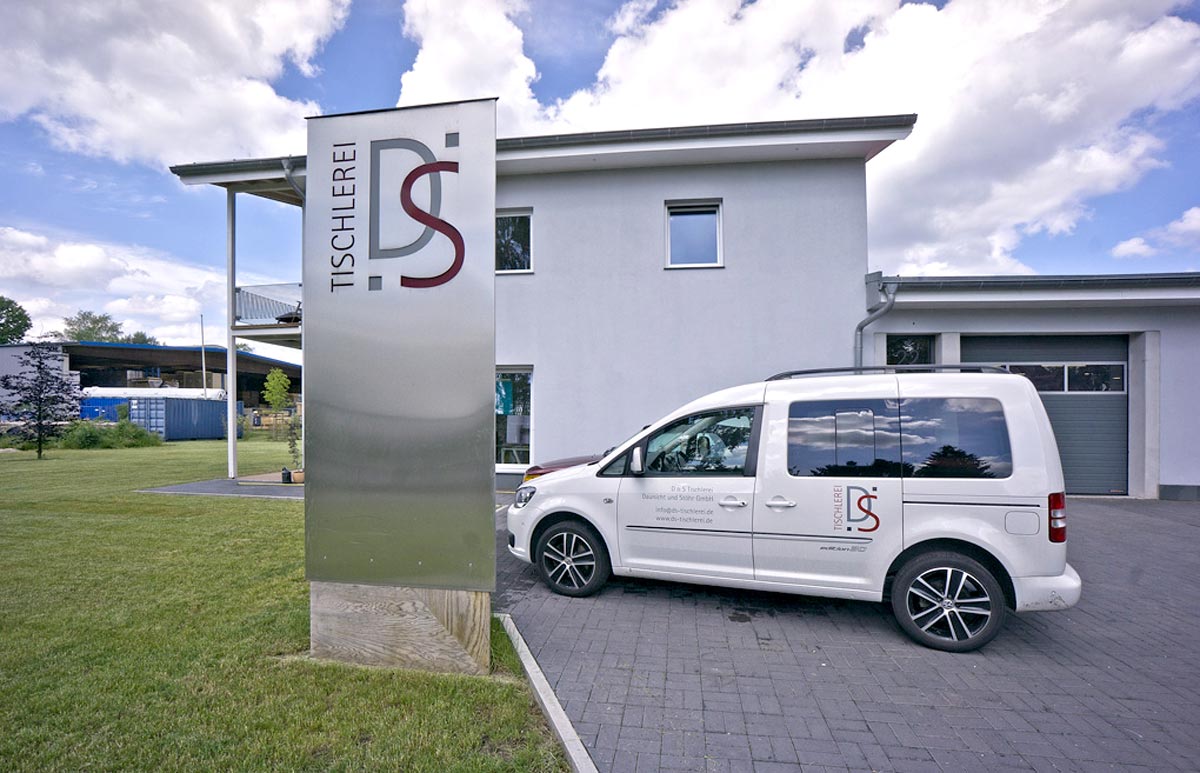 Gebäude und eines der Firmenfahrzeuge der D+S Tischlerei Daunicht + Stöhr GmbH