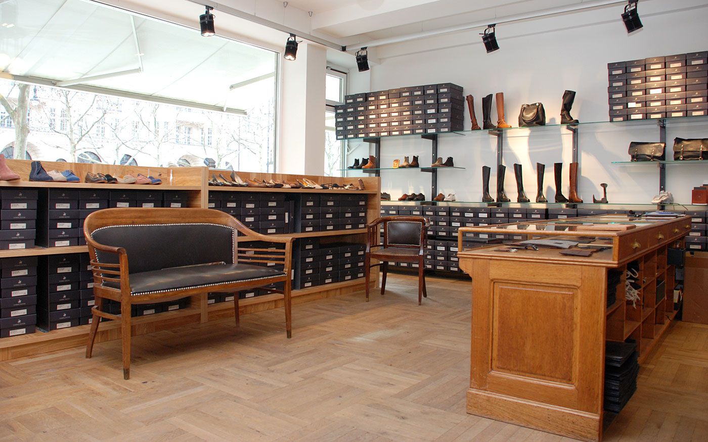 ladenbau-gastronomie-0243 Ladenbau: Stilvolles Schuhgeschäft